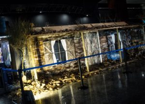 El Festival Isla Calavera construye la cabaña de 'Posesión Infernal' para rendir homenaje al clásico de Sam Raimi.