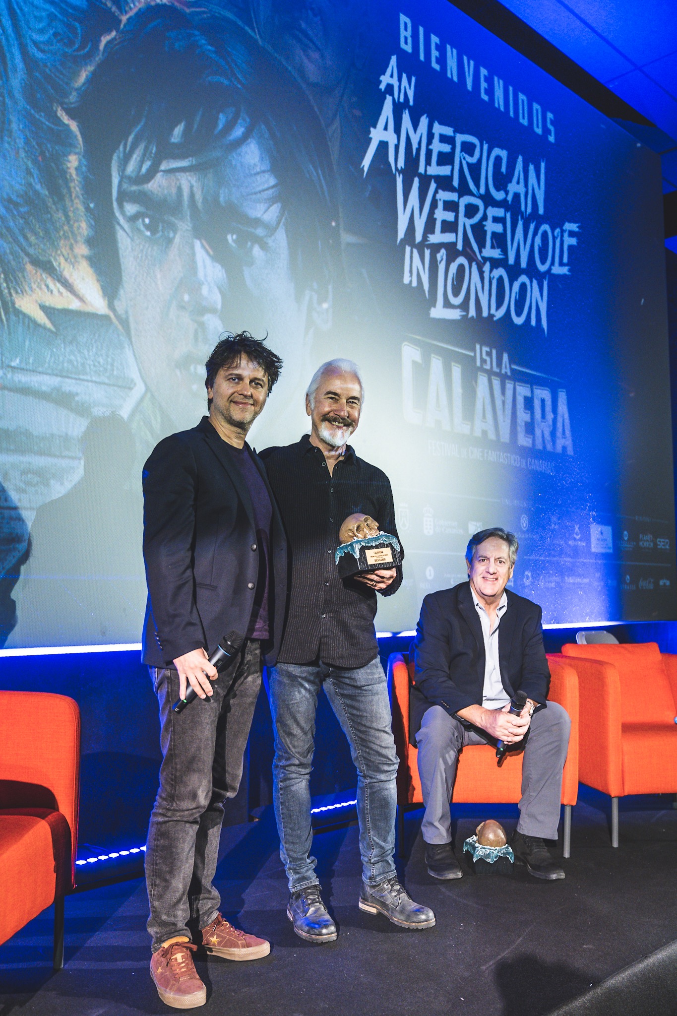 Rick Baker recogió el Premio Isla Calavera de Honor de manos de Juan Carlos Fresnadillo.