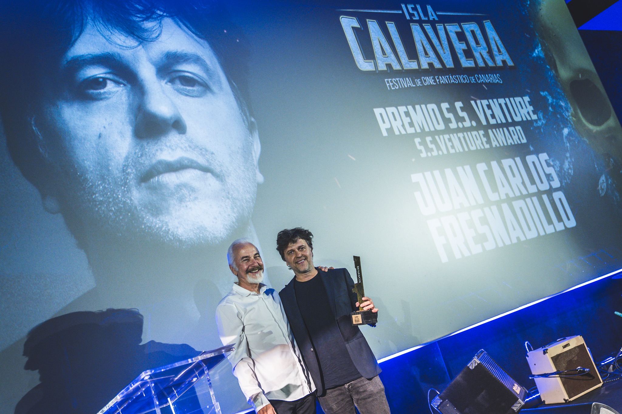 Juan Carlos Fresnadillo recogió el Premio S. S. Venture de manos de Rick Baker.