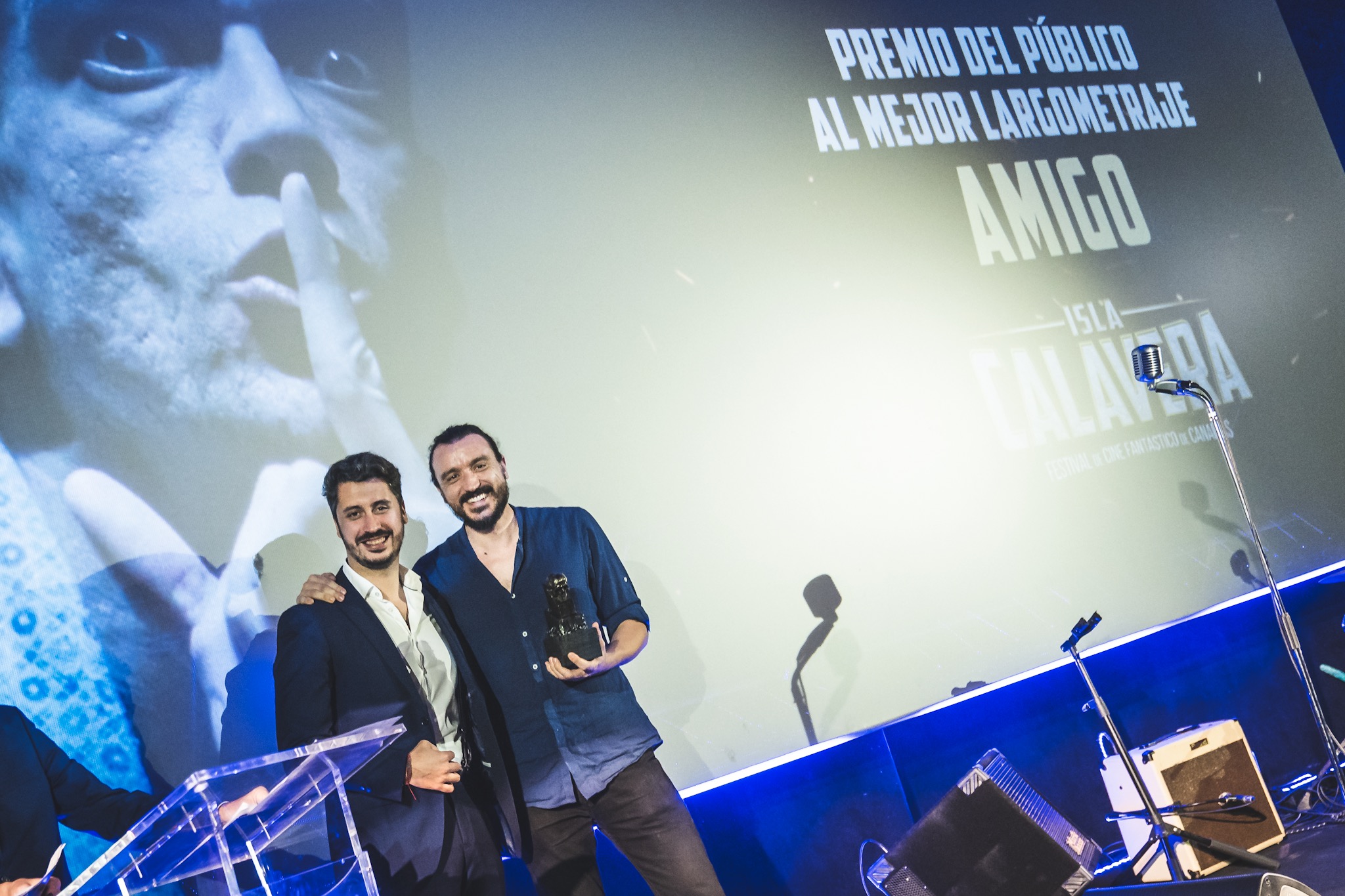 Luis Yeray Gutiérrez, alcalde de La Laguna, entregó el Premio al Mejor Largometraje a David Pareja, protagonista de 'Amigo'.