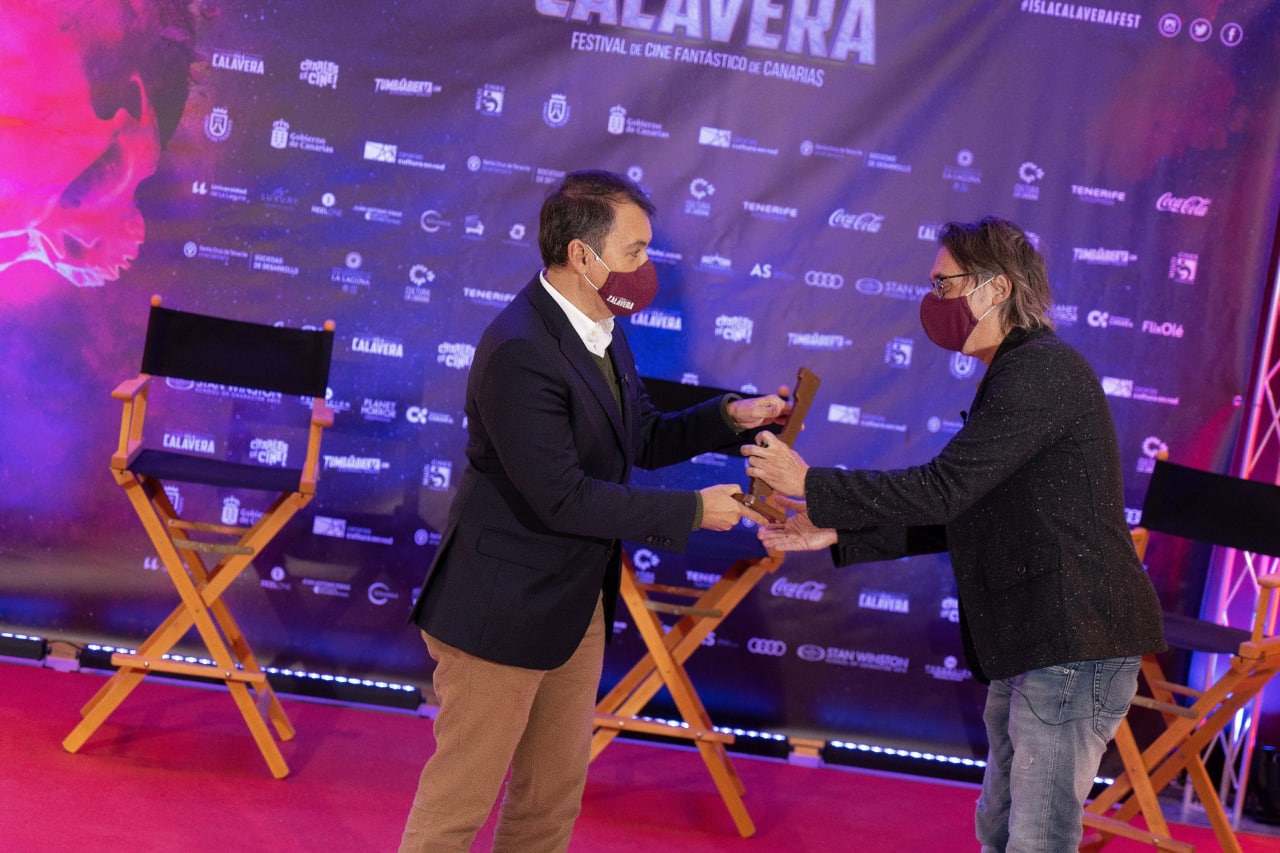 El alcalde de Santa Cruz de Tenerife, José Manuel Bermúdez, entrega el Premio Isla Calavera S. S. Venture a Elio Quiroga.