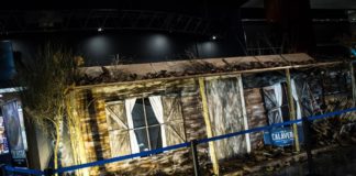 ARRANCA LA SEGUNDA EDICIÓN DEL FESTIVAL DE CINE FANTÁSTICO DE CANARIAS – ISLA CALAVERA El Festival Isla Calavera construye la cabaña de 'Posesión Infernal' para rendir homenaje al clásico de Sam Raimi.