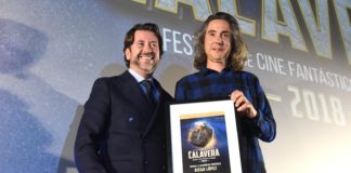 DIEGO LÓPEZ, PREMIO ISLA CALAVERA A LA DIFUSIÓN DEL FANTÁSTICO Carlos Alonso, presidente del Cabildo de Teneri, entrega el premio a Diego López. | Foto: Sergio Méndez