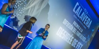 DESIRÉE DE FEZ PROTAGONIZA LA PRIMERA JORNADA DEL FESTIVAL ISLA CALAVERA Desirée de Fez recibe su Premio Isla Calavera a la Difusión del Fantástico de manos de la vicerrectora de Cultura de la ULL, Emilia Carmona,