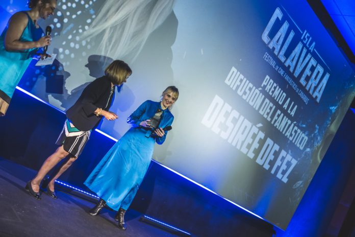 Desirée de Fez recibe su Premio Isla Calavera a la Difusión del Fantástico de manos de la vicerrectora de Cultura de la ULL, Emilia Carmona,