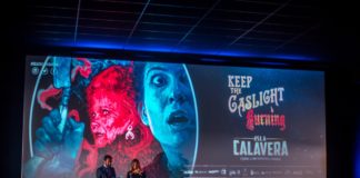 EL FESTIVAL ISLA CALAVERA 2019 PRESENTA LA SELECCIÓN DE CORTOMETRAJES A CONCURSO Momento de la Gala de Apertura del Festival Isla Calavera 2018, en la que se proyectó el cortometraje 'Keep the gaslight burning', protagonizado por Rick Baker, quien este año visitará Tenerife para recoger un premio honorífico.