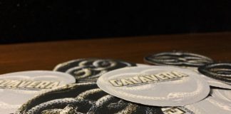 ISLA CALAVERA CONMEMORA EL 40 ANIVERSARIO DE ‘LA HISTORIA INTERMINABLE’ Los asistentes a la proyección de 'La Historia Interminable' se llevaron de recuerdo el Áuryn.