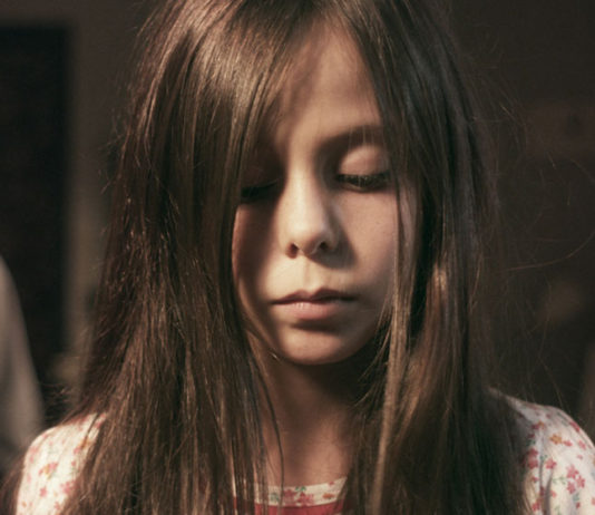 NO MIRES AHÍ No mires ahí