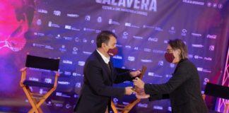 ELIO QUIROGA RECOGE EL PREMIO S. S. VENTURE El alcalde de Santa Cruz de Tenerife, José Manuel Bermúdez, entrega el Premio Isla Calavera S. S. Venture a Elio Quiroga.