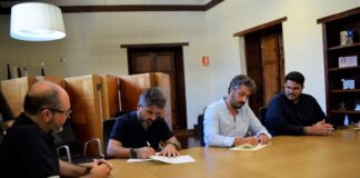 EL AYUNTAMIENTO DE LA LAGUNA RENUEVA SU RESPALDO AL FESTIVAL ISLA CALAVERA Momento de la firma de la renovación del acuerdo entre el Ayuntamiento de La Laguna y el Festival Isla Calavera.