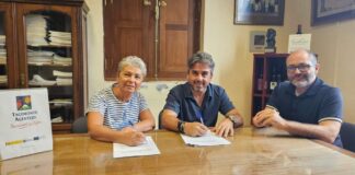 LOS VINOS DE TACORONTE-ACENTEJO SERÁN EL VINO OFICIAL DE ISLA CALAVERA Los codirectores del Festival, Daniel Fumero y Ramón González Trujillo, firmaron el convenio con María Paz Gil, gerente del Consejo Regulador Tacoronte-Acentejo.