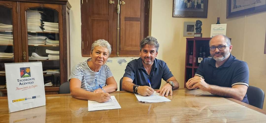Los codirectores del Festival, Daniel Fumero y Ramón González Trujillo, firmaron el convenio con María Paz Gil, gerente del Consejo Regulador Tacoronte-Acentejo.