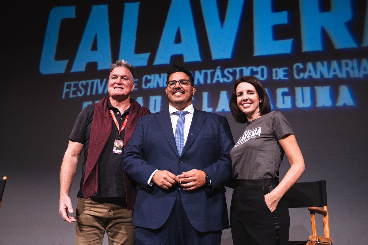 El concejal de Cultura de La Laguna Dailos González, entre los invitados del Festival Sam J. Jones y Marta González de Vega.