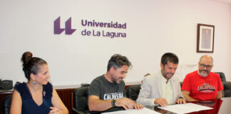 LA UNIVERSIDAD DE LA LAGUNA RENUEVA SU COLABORACIÓN CON ISLA CALAVERA De izquierda a derecha: Isabel León, Ramón González, Francisco García y Daniel Fumero durante la firma del acuerdo.