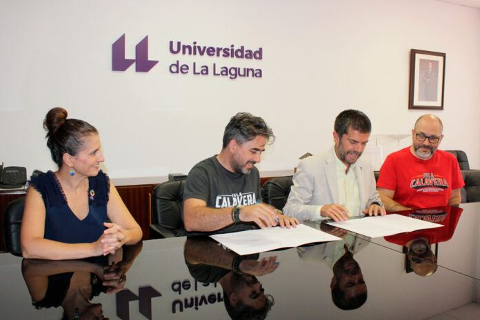 De izquierda a derecha: Isabel León, Ramón González, Francisco García y Daniel Fumero durante la firma del acuerdo.