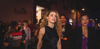 ISLA CALAVERA CIERRA SU SÉPTIMA EDICIÓN CON EL APLAUSO DEL PÚBLICO Y UNA LLUVIA DE ESTRELLAS Amber Heard llegando a la alfombra roja de la Gala de Apertura del Festival Isla Calavera 2023.