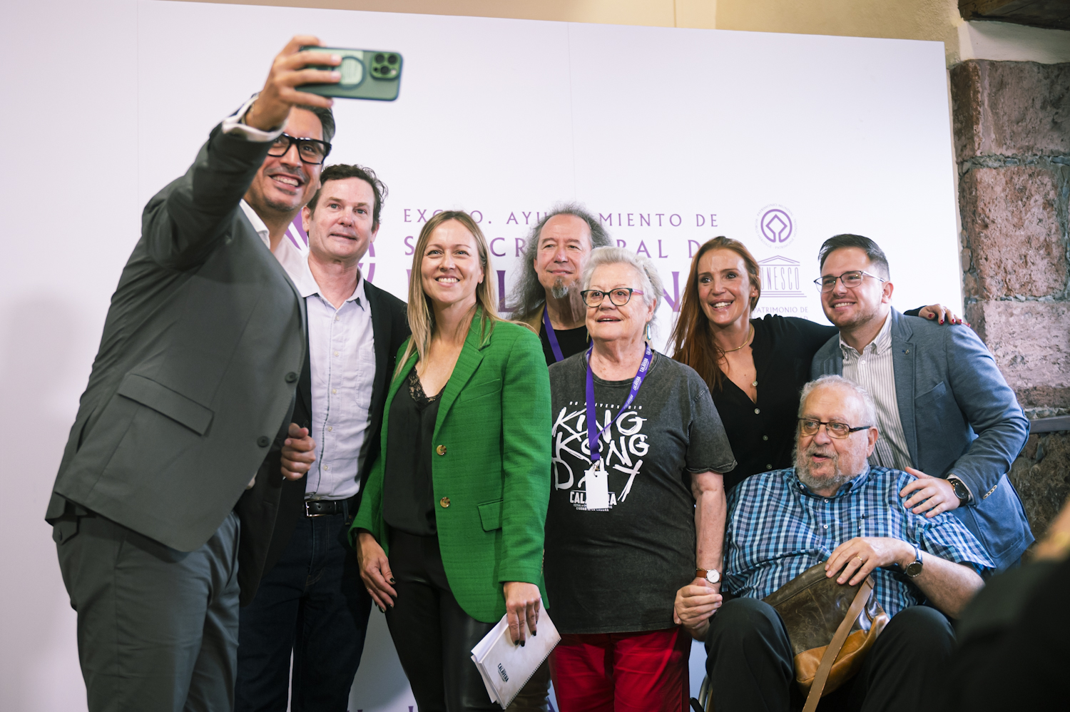 De izquierda a derecha, en rueda de prensa, Vanesa Bocanegra (subdirectora del Festiva Isla Calavera), Luis Yeray Gutiérrez (alcalde de La Laguna), Henry Thomas, Graciela Molina, Maife Gil, Luis Posada, Camilo García y Andrés del Castillo (concejal de Cultura de La Laguna). 