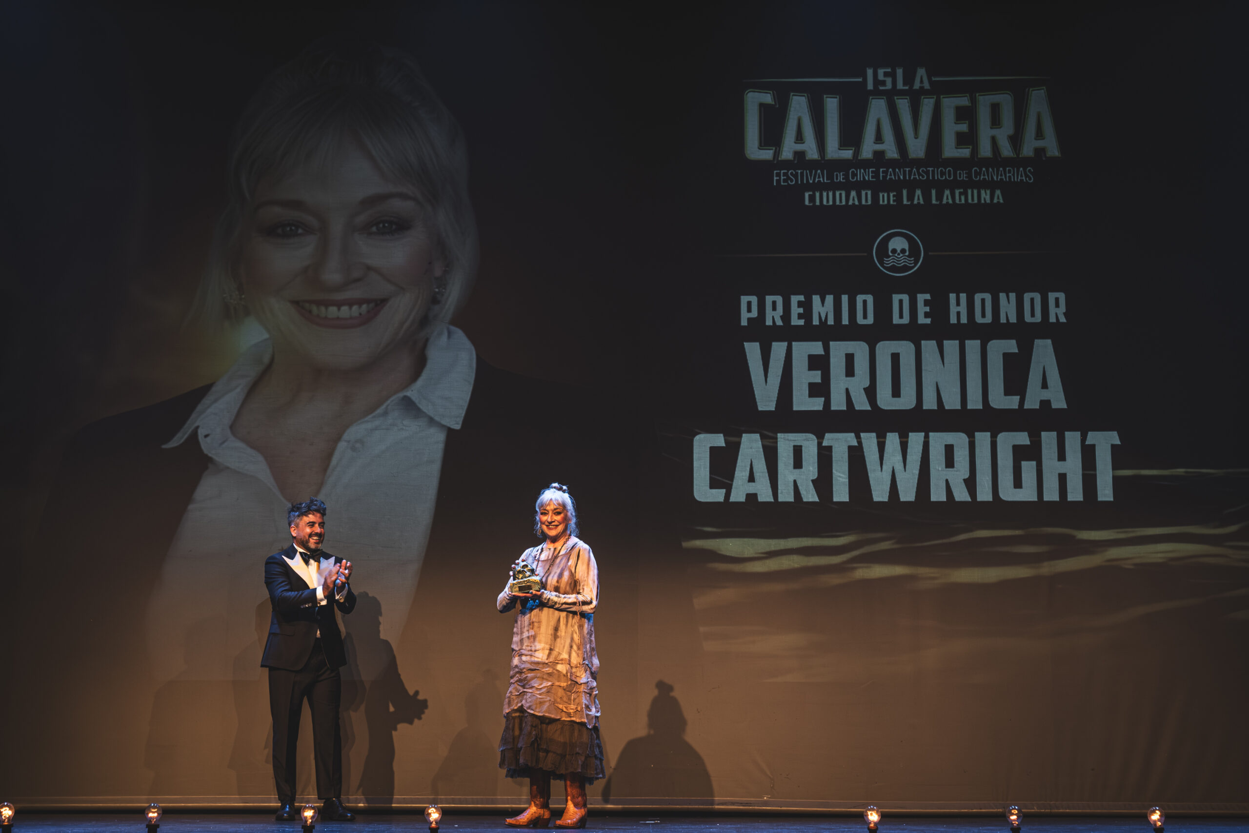 Ramón González Trujillo entrega el Premio Isla Calavera de Honor a Veronica Cartwright.