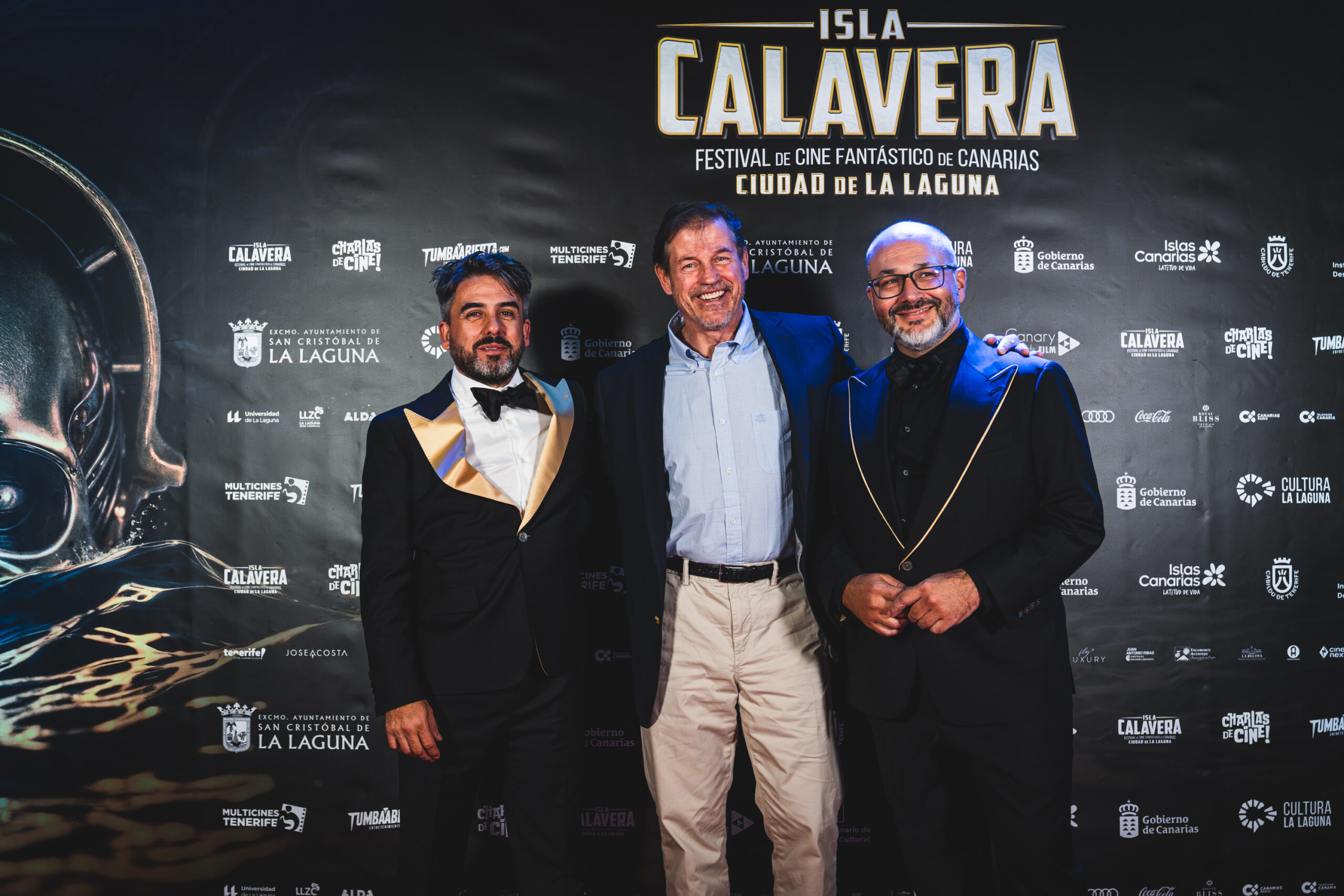 islacalavera_michaelpare_directores Ramón González y Daniel Fumero, junto a Michael Paré, en la gala de clausura del Festival Isla Calavera.