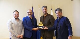 EL AYUNTAMIENTO DE LA LAGUNA RECIBE UNA EDICIÓN ESPECIAL DEL PREMIO ISLA CALAVERA DE HONOR En el décimo aniversario de su fundación, el Festival de Cine Fantástico de Canarias Ciudad de La Laguna Isla Calavera reconoce el apoyo del ayuntamiento lagunero.